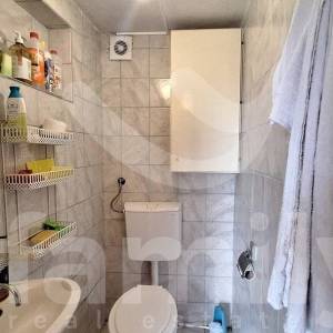 PRODAJA DVIJE MANJE KUĆE NA MIRNOJ LOKACIJI