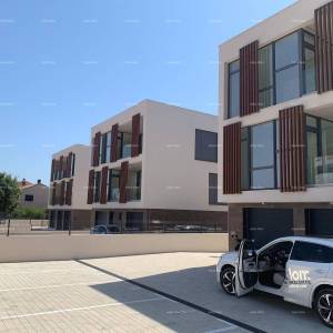 Prodaja dvoetažnog stana s parkirnim mjestom i vrtom, Rovinj! B1/B