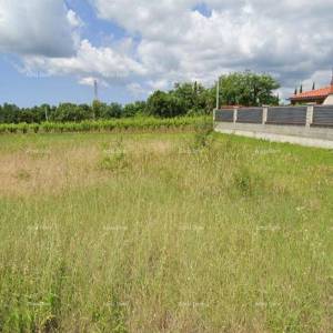 Prodaja građevinskog zemljišta na lijepoj lokaciji, u manjem mjestu, blizu Vodnjana.