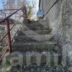 PRODAJA IZUZETNO PROSTRANOG ZEMLJIŠTA SA DVOJNOM KAMENOM KUĆOM