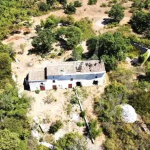 PRODAJA IZUZETNO PROSTRANOG ZEMLJIŠTA SA DVOJNOM KAMENOM KUĆOM
