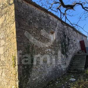 PRODAJA IZUZETNO PROSTRANOG ZEMLJIŠTA SA DVOJNOM KAMENOM KUĆOM