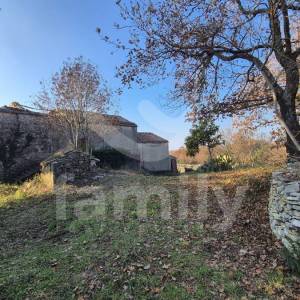 PRODAJA IZUZETNO PROSTRANOG ZEMLJIŠTA SA DVOJNOM KAMENOM KUĆOM