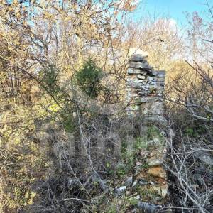 PRODAJA IZUZETNO PROSTRANOG ZEMLJIŠTA SA KAMENIM KUĆAMA