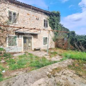 PRODAJA KAMENE KUĆE SA PROSTRANOM OKUĆNICOM BLIZU MORA