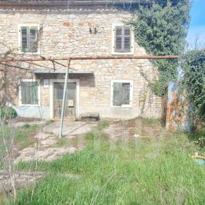 PRODAJA KAMENE KUĆE SA PROSTRANOM OKUĆNICOM BLIZU MORA