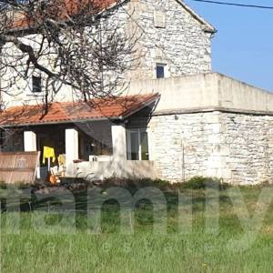 PRODAJA KAMENE KUĆE ZA RENOVACIJU SA IZRAĐENIM PROJEKTOM
