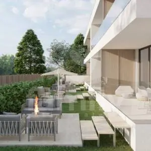 PRODAJA KOMFORNOG STANA SA VRTOM U NOVOGRADNJI