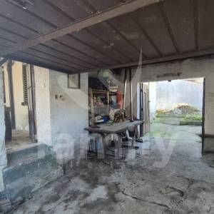 PRODAJA KUĆE SA POTENCIJALOM NA ATRAKTIVNOJ LOKACIJI