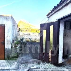 PRODAJA KUĆE SA POTENCIJALOM NA ATRAKTIVNOJ LOKACIJI