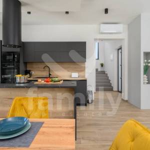 PRODAJA KVALITETNA MODERNA VILA NA KRAJU NASELJA