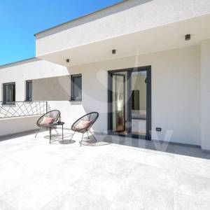 PRODAJA KVALITETNA MODERNA VILA NA KRAJU NASELJA