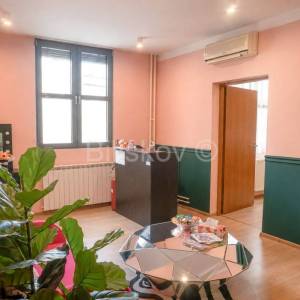 Prodaja, Kvaternikov trg, poslovni prostor 50m2 na 1 katu, lift