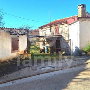 PRODAJA OBITELJSKE KUĆE U NIZU U OKOLICI VIŠNJANA