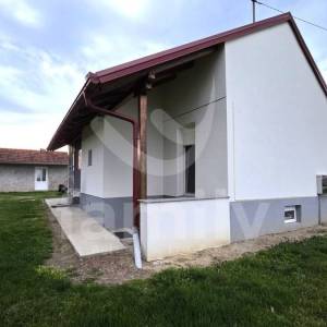 PRODAJA PREDIVNE PRIZEMNICE SA PROSTRANIM GRAĐEVINSKIM ZEMLJIŠTEM
