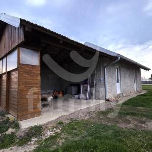 PRODAJA PREDIVNE PRIZEMNICE SA PROSTRANIM GRAĐEVINSKIM ZEMLJIŠTEM
