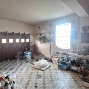 PRODAJA PROSTRANE OBITELJSKE KUĆE S VELIKIM IMANJEM
