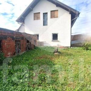 PRODAJA PROSTRANE OBITELJSKE KUĆE S VELIKIM IMANJEM