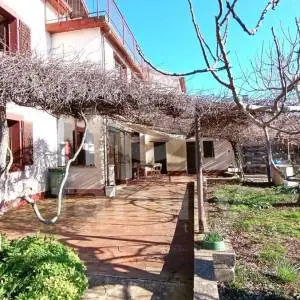 PRODAJA ŠARMANTNE KUĆE ZA RENOVACIJU U MIRNOM NASELJU