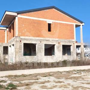 PRODAJA STAMBENO-POSLOVNE ZGRADE NA ATRAKTIVNOJ LOKACIJI BLIZU MORA