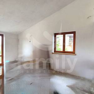 PRODAJA STANA S POTENCIJALOM ZA UREĐENJE U BLIZINI MORA