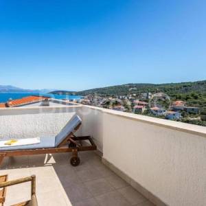 Prodaja,kuća s pogledom na more u blizini Trogira