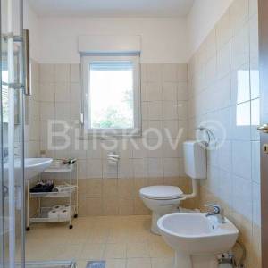 Prodaja,moderno uređen stan 200m od mora,Žedno