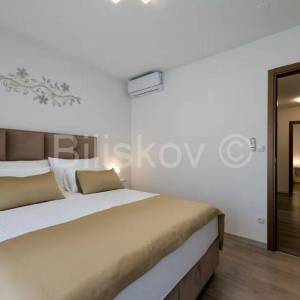 Prodaja,moderno uređen stan 200m od mora,Žedno