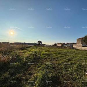 Prodaje se građevinsko zemljište – Marčana (474 m²)Industrijska zona