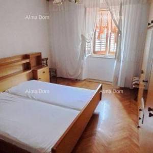 Prodaje se kuća s dvorištem i garažom