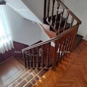Prodaje se kuća s dvorištem i garažom