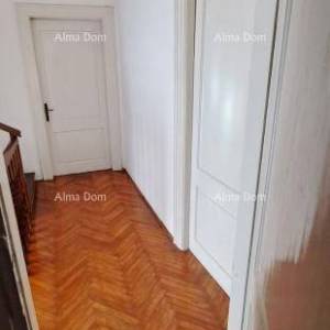 Prodaje se kuća s dvorištem i garažom