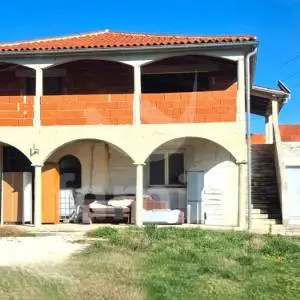PRODAJE SE KUĆA SA TRI STANA NA MIRNOJ LOKACIJI