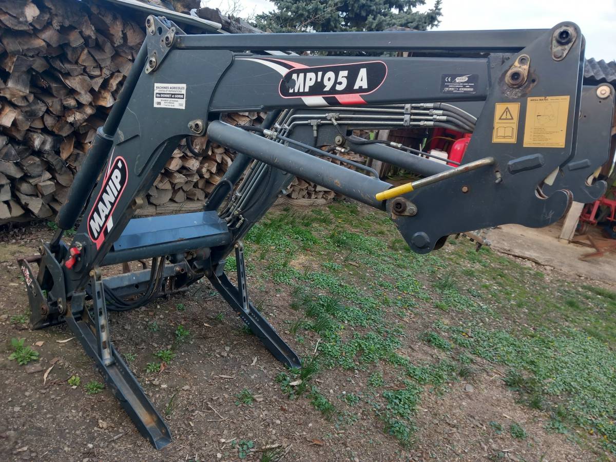 Prodaje se utovarivac za traktor MANIP