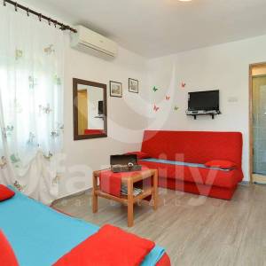 PROFITABILNA APARTMANSKA KUĆA SA BAZENOM I 6 STANOVA