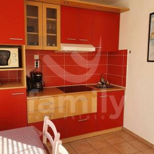 PROFITABILNA APARTMANSKA KUĆA SA BAZENOM I 6 STANOVA
