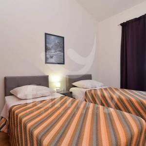 PROFITABILNA APARTMANSKA KUĆA SA BAZENOM I 6 STANOVA