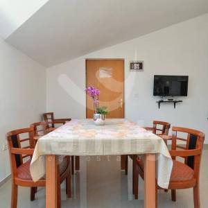PROFITABILNA APARTMANSKA KUĆA SA BAZENOM I 6 STANOVA