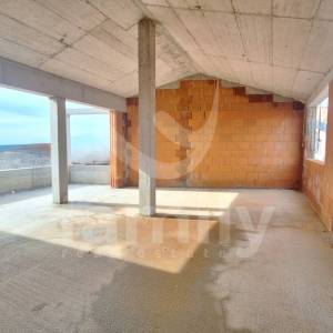 PROSTRAN OBITELJSKI PENTHOUSE SA ZAPANJUJUĆIM POGLEDOM NA MORE