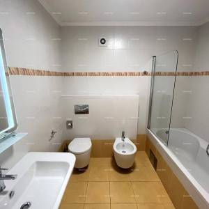 Prostran stan u kompleksu s bazenom, garažom i pogledom na more – samo 70 m od mora, Umag!