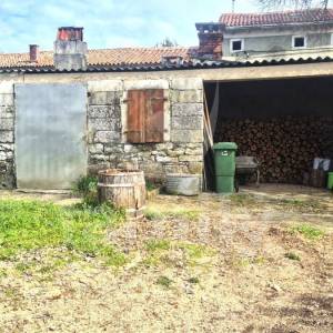 PROSTRANA KAMENA KUĆA VISOKOG POTENCIJALA SA ZEMLJIŠTEM