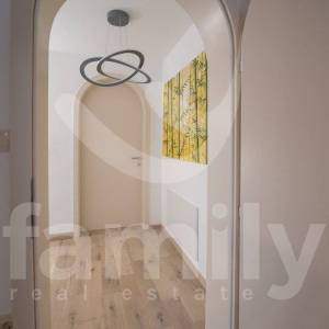 PROSTRANA KOMFORNA VILA S POGLEDOM NA MORE