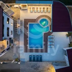 PROSTRANA KUĆA S TURISTIČKIM POTENCIJALOM I POGLEDOM NA MORE