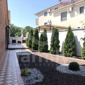 PROSTRANA MODERNA VILA SA KONOBOM  BLIZU MORA