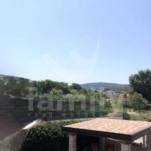PROSTRANA MODERNA VILA SA KONOBOM  BLIZU MORA