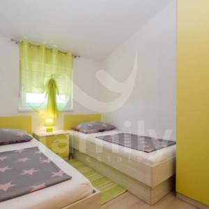 PROSTRANA SAMOSTOJEĆA KUĆA SA 5 APARTMANA I POGLEDOM NA MORE