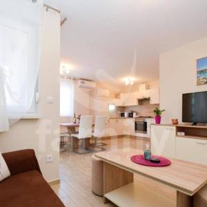 PROSTRANA SAMOSTOJEĆA KUĆA SA 5 APARTMANA I POGLEDOM NA MORE