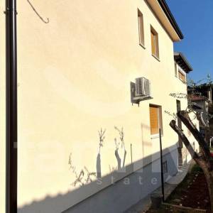 PROSTRANA SAMOSTOJEĆA OBITELJSKA KUĆA SA 4 STAMBENE JEDINICE