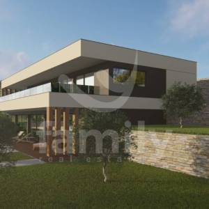 PROSTRANO GRAĐEVINSKO ZEMLJIŠTE SA PROJEKTOM NA MIRNOJ LOKACIJI
