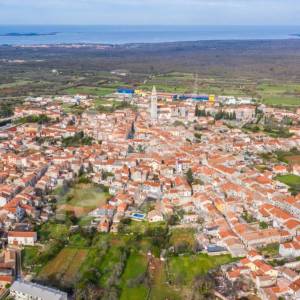 PROSTRANO ZEMLJIŠTE ZA IZGRADNJU VILA POVRŠINE 35 500 m2 NA PREDIVNOJ LOKACIJI